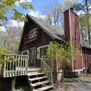 Chalet Retreat w/ Hot Tub, Short Walk to Lake & Pool