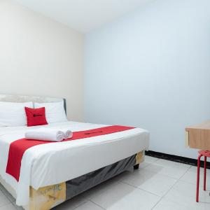 RedDoorz near Puri Indah Lippo Mall 2