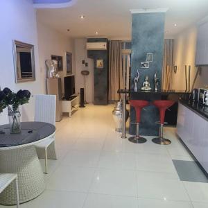 Sheryll Escapes - Kandi Posh 1BR with King bed, fibre Wi-Fi & Free housekeeping