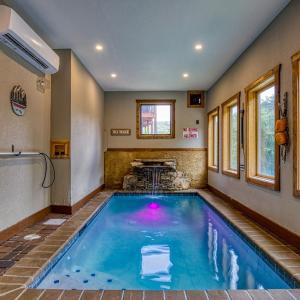 ERN841 - SWEET FEET RETREAT - LOCATION, LOCATION, AND PRIVATE INDOOR POOL! cabin