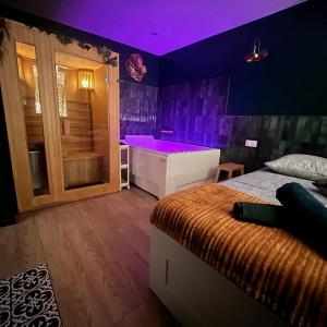 Le SPEAK EASY / JACUZZI ET SAUNA