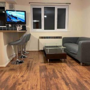 Self contained 1 bed flat with free parking, adjacent to metro station close to Greenwich, Blackheath and Canary Wharf