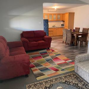 Central Shenton unit Outside Dog Friendly, near hospital
