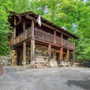 ER69 - Rachel's Tree House - Great location, Close to all the action! cabin