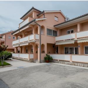 Apartments with parking space Palit, Rab - 4970