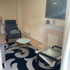 Charming 2-Bed House in London