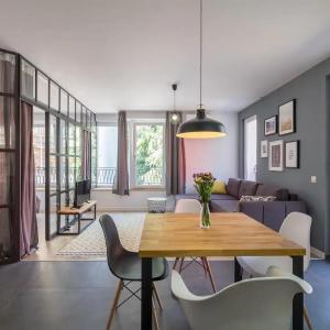 Industrial Look Apartment Top Centre + Free Parking
