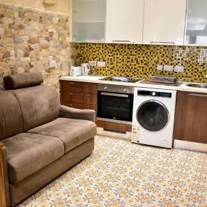 City centre Pied-à-Terre near food market and walking distance to bus terminus
