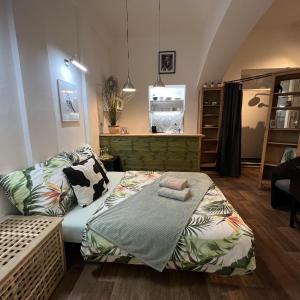 Fun Tiki Vibe Apartment / Charles Bridge / Netflix