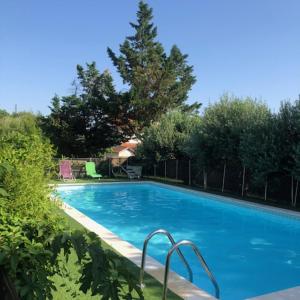 Chambre ou Studio dans Maison avec piscine