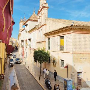 HomeySeville- Bright Apartment at Santa Cruz 6 pax, Parking Optional