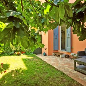 Oasis in the Center with Garden by Synergy Up to 5 guests