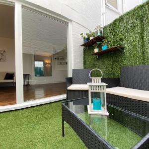 Spacious 1 BR flat with private garden. Ideal for business travelers and couples. 2 mins away from Paddington station.