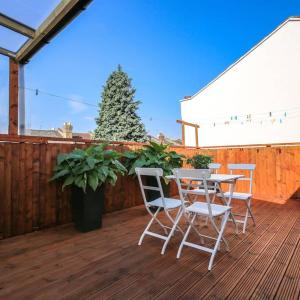 Large Modern Apartment with Garden Sleeps 10 Guests