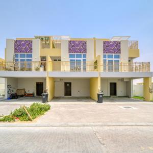 Magnificent 3BR Townhouse at DAMAC Hills 2, Dubailand by Deluxe Holiday Homes