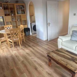 London SW19 2 bed 2 bath private flat