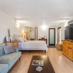 Private Studio City Guest House