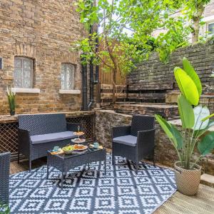 Funky Trendy 3 Bed 3 Bath with Patio in Dalston