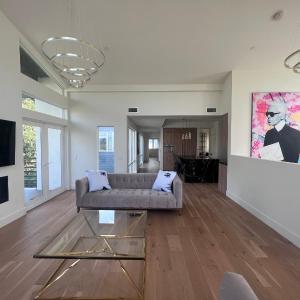 The Arts House - Private and Gated Home in Silver Lake with Pool & Views