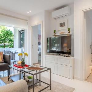 Hidden Gem: 2BR Artistic Retreat in Glyfada Center