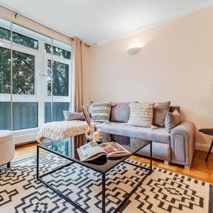 Unique 2 bed 2 bath Victorian flat Regents Park