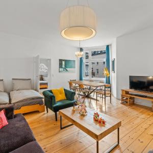 TheWilhelmshavener Group Apartment, group & family friendly, 100m2, 2BR, 1 living room, huge table, ideal for 4 - 6 Guests