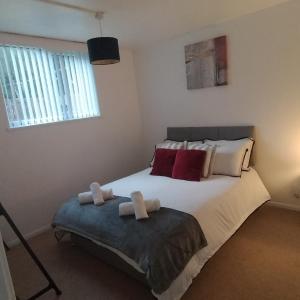 Leeson House in Harborne, Birmingham near Botanical Gardens, Queen Elizabeth Hospital, Birmingham University, Utilita Arena, Edgbaston Cricket Ground, Cadbury World and the Midland Art Centre, with free parking