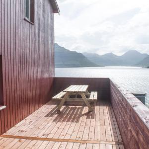 The Cozy red house with Amazing sea view