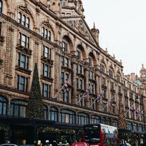 Luxury Knightsbridge apartment outside Harrods