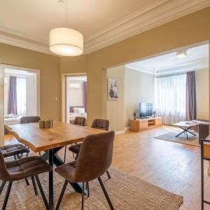 Stunning Luxury 3 Bedroom Apt in the Heart of Town