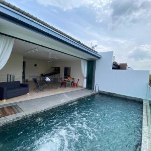 Puchong New Private Pool & Jacuzzi up to 30 Pax