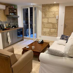 chambre avec salle de bain et cuisine privée centre ville historique avec climatisation et patio