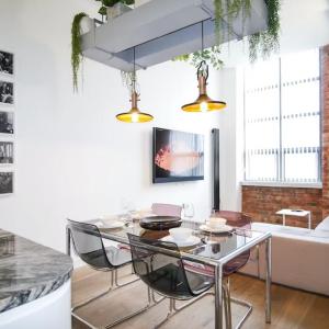 1-Bed Loft Apartment - Free Parking Central