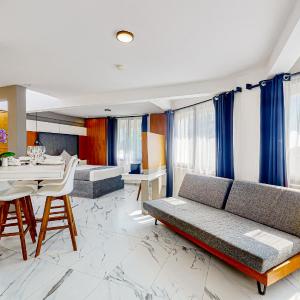 Seven Boutique 25