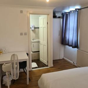 Close To Tower Bridge Central London - 4 Bedroom House - 3 Bathrooms - Free Parking 3 Cars - Sleep 9