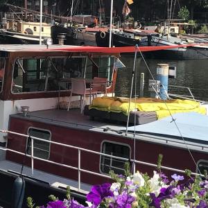 Spacious homely house boat