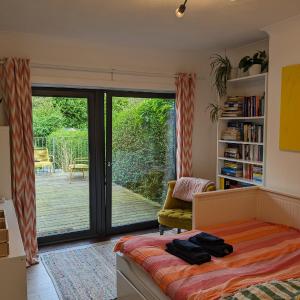 Private room with terrace and free parking