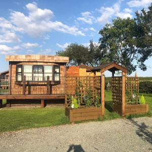 Couple’s Lodge With Hot Tub