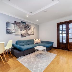 Bright 1 Br Apt wpatio, next to Westfield Centre