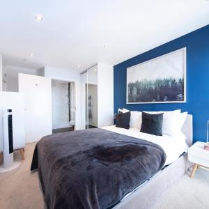 Modern 12th Floor | Balcony Striking London View