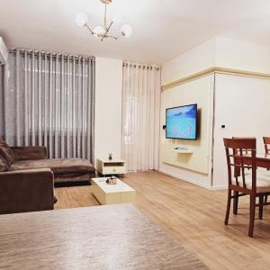 Discover Tirana from our 3-room apartment with free parking-Komuna e Parisit