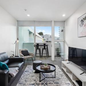 City Scape Hideaway w carpark, spa, pool and gym