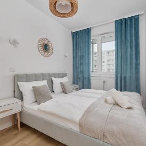 Blue Sky Apartment with Parking & Balcony by Noclegi Renters