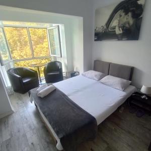 Hostel Florentin Camere Bai Comune acces bucatarie Cheap private rooms shared bathrooms kittchen laundry machine access Netflix