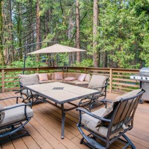 Furnished Deck Secluded Arnold Cabin Rental!