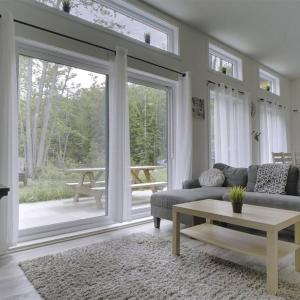 Chalet L'Écureuil (waterfront, modern, spa, BBQ)
