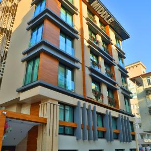 İn The Middle Hotel