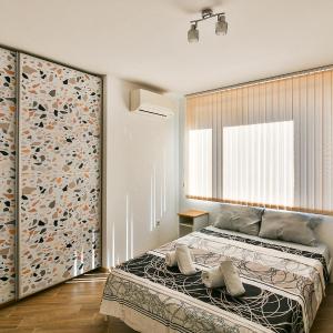Central flat Wi-Fi & streaming
