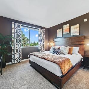 Beverly Hills 2 bed 2 bath Penthouse with Den and Parking 414