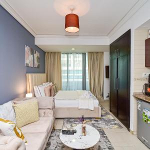 Luxury Escapes - Modern Studio Apt - Metro, Beach & Mall mins away